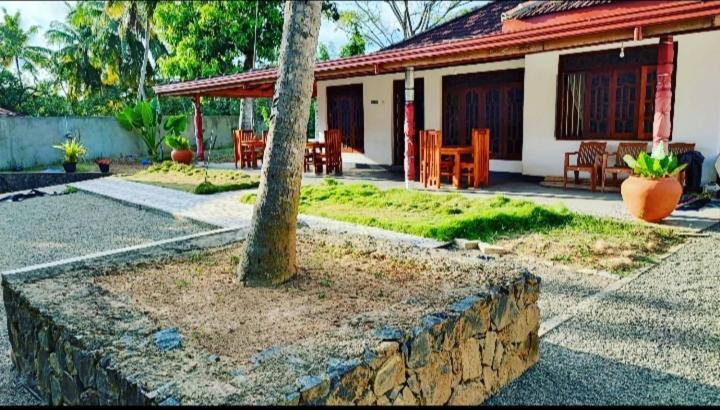 Tharurashmi Sea Pond Villa & Surf Hostel - Hiriketiya Діквелла Екстер'єр фото