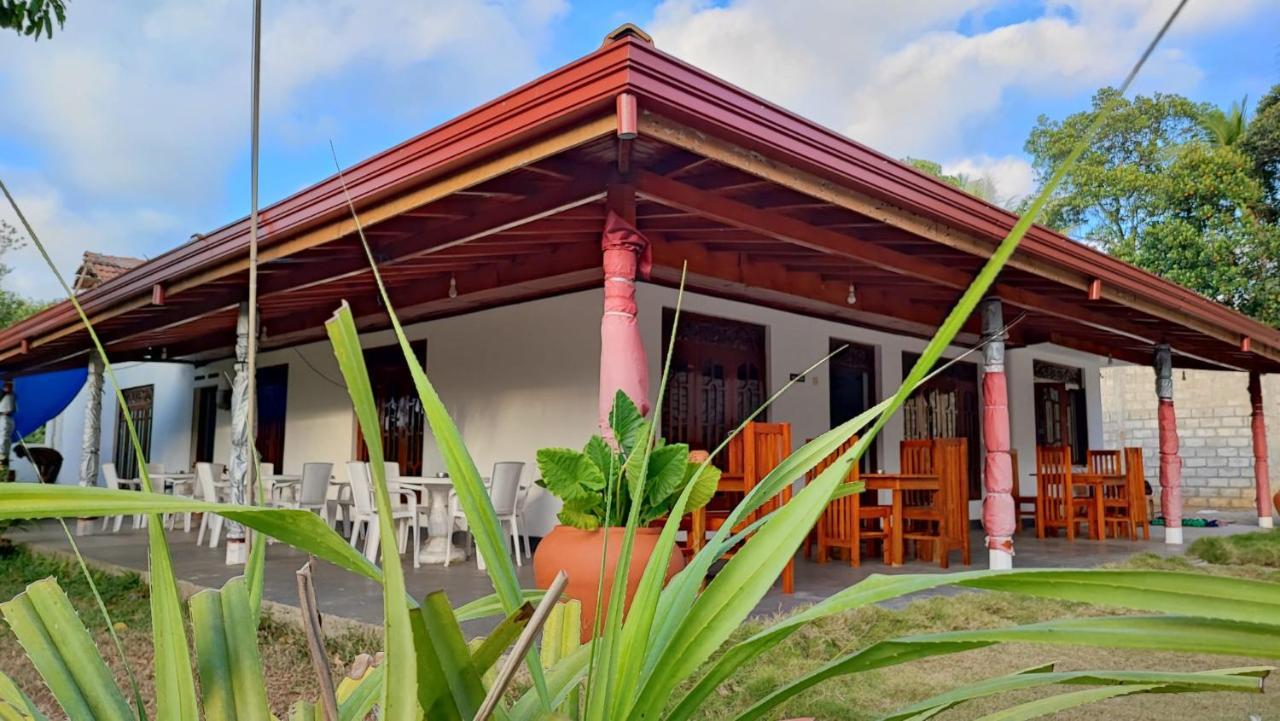 Tharurashmi Sea Pond Villa & Surf Hostel - Hiriketiya Діквелла Екстер'єр фото